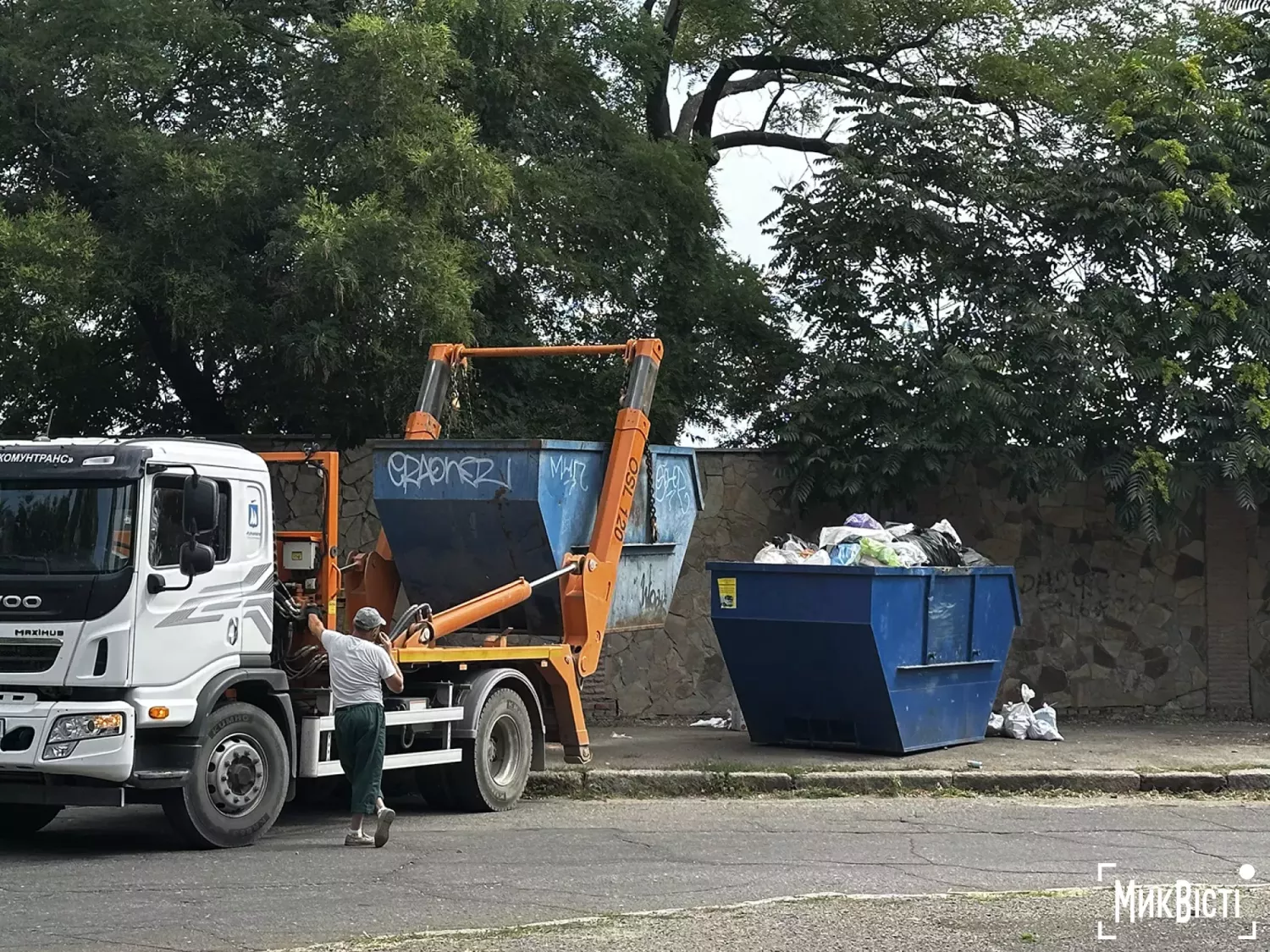 У Миколаєві встановлюють великі контейнери в місцях скупчення сміття, фото &laquo;МикВісті&raquo;