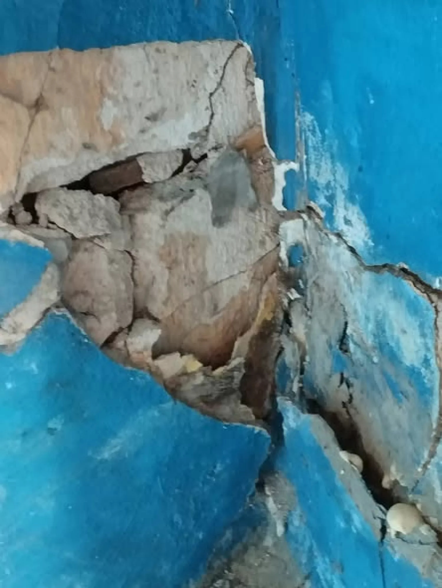 У Миколаєві мешканці будинку на Херсонському шосе б’ють на сполох через руйнування під’їзду. Фото з Уонтакт-центру при Миколаївській міській раді