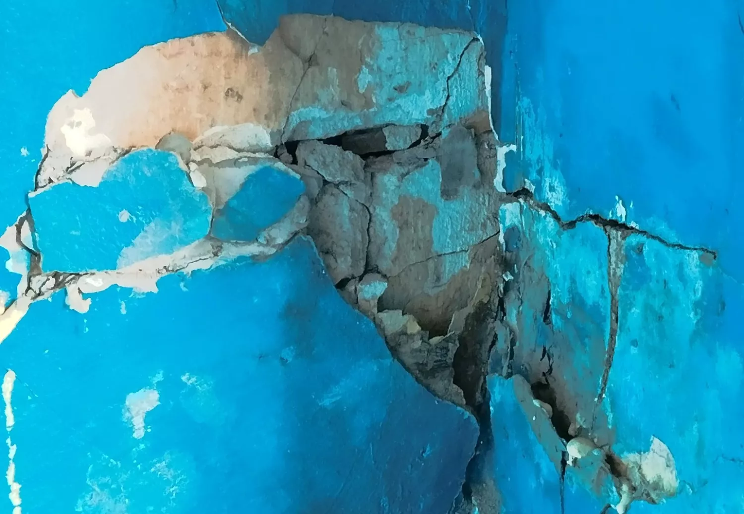 У Миколаєві мешканці будинку на Херсонському шосе б’ють на сполох через руйнування під’їзду. Фото з Уонтакт-центру при Миколаївській міській раді