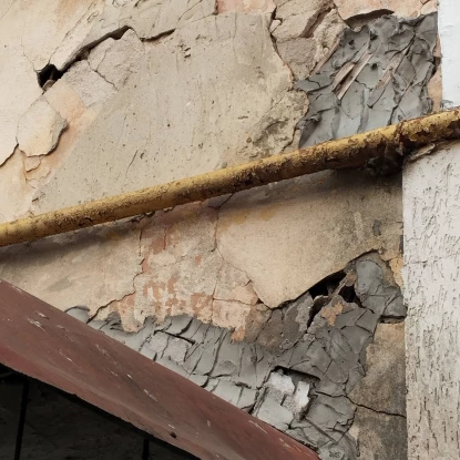 У Миколаєві мешканці будинку на Херсонському шосе б’ють на сполох через руйнування під’їзду. Фото з Уонтакт-центру при Миколаївській міській раді