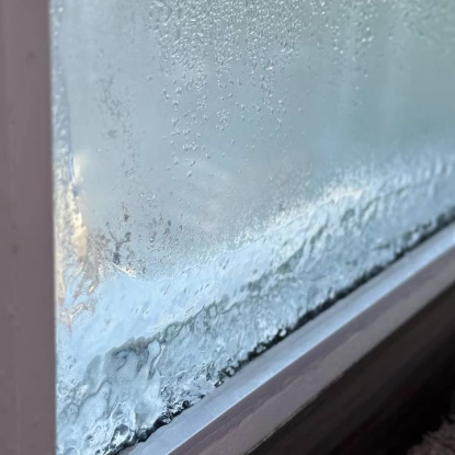 Мешканка житлового комплексу «Рів’єра» показала замерзлі вікна