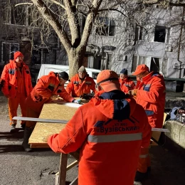 Комунальні служби ліквідовують наслідки атаки на Одесу 12 лютого. Фото: МВА