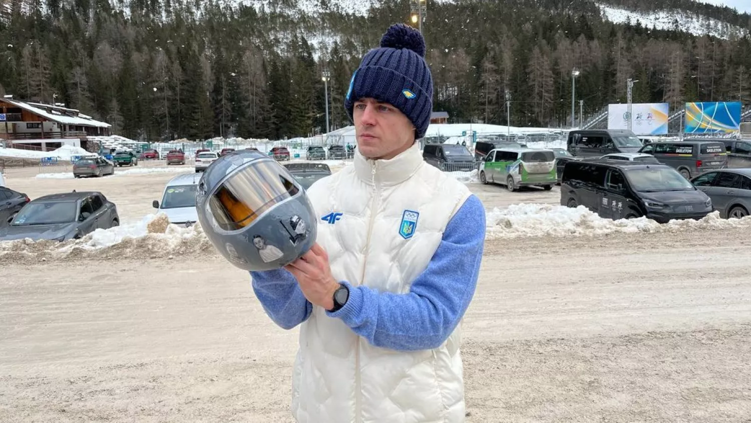 Владислав Гераскевич із шоломом пам'яті на Олімпіаді-2026. Getty Images/Robert Michael