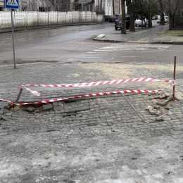 Після морозів у сквері «Серце міста» просів ґрунт і пошкодилась плитка. Фото: НикВести