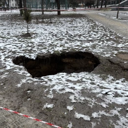 Після морозів у сквері «Серце міста» просів ґрунт і пошкодилась плитка. Фото: НикВести