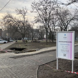 Після морозів у сквері «Серце міста» просів ґрунт і пошкодилась плитка. Фото: НикВести