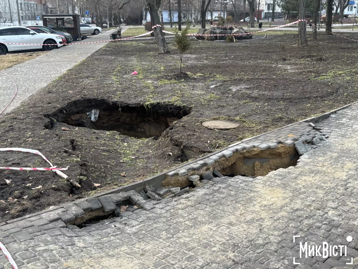 Після морозів у сквері «Серце міста» просів ґрунт і пошкодилась плитка. Фото: НикВести
