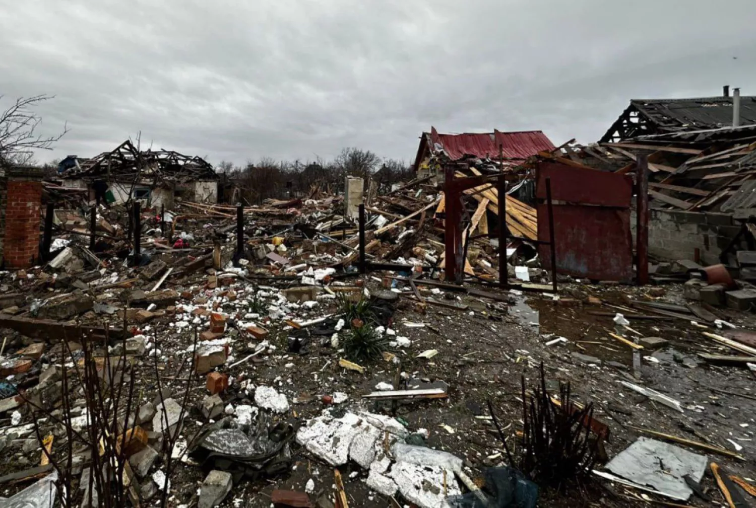 Зруйнований від удару будинок, де загинули троє братів. Фото: Донецька обласна прокуратура