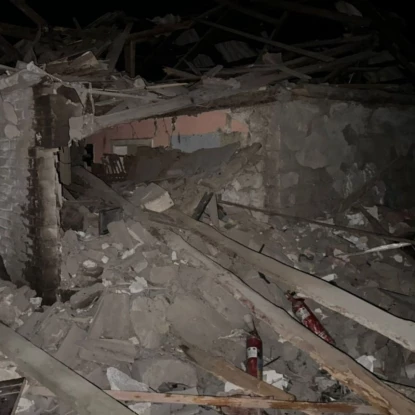 Тип зброї, якою поцілили у житловий сектор, невідомий. Фото: Донецька обласна прокуратура