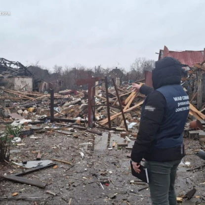 Тип зброї, якою поцілили у житловий сектор, невідомий. Фото: Донецька обласна прокуратура