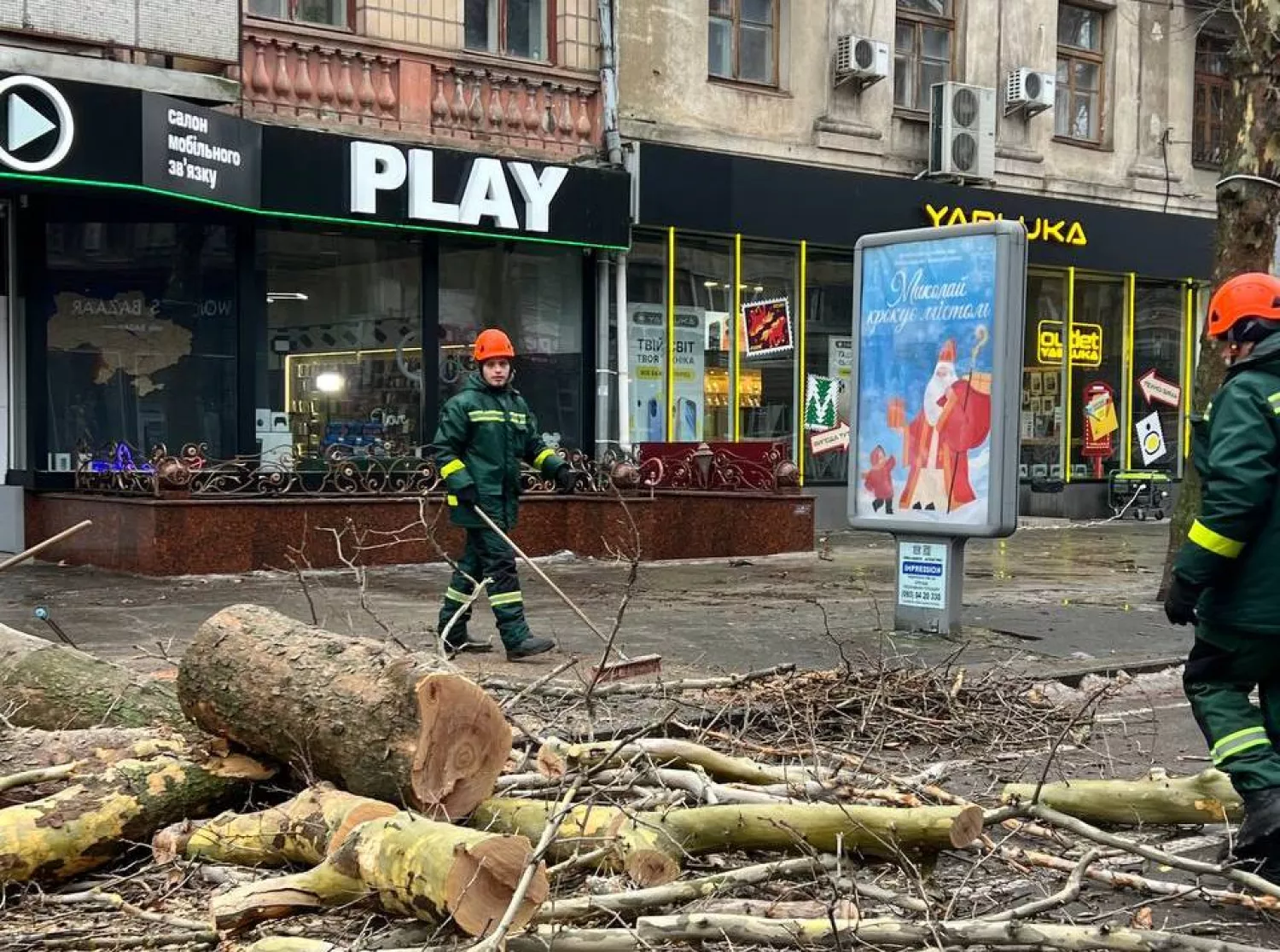 Проведення робіт з видалення аварійних дерев по вул. Соборній. Фото: КП 