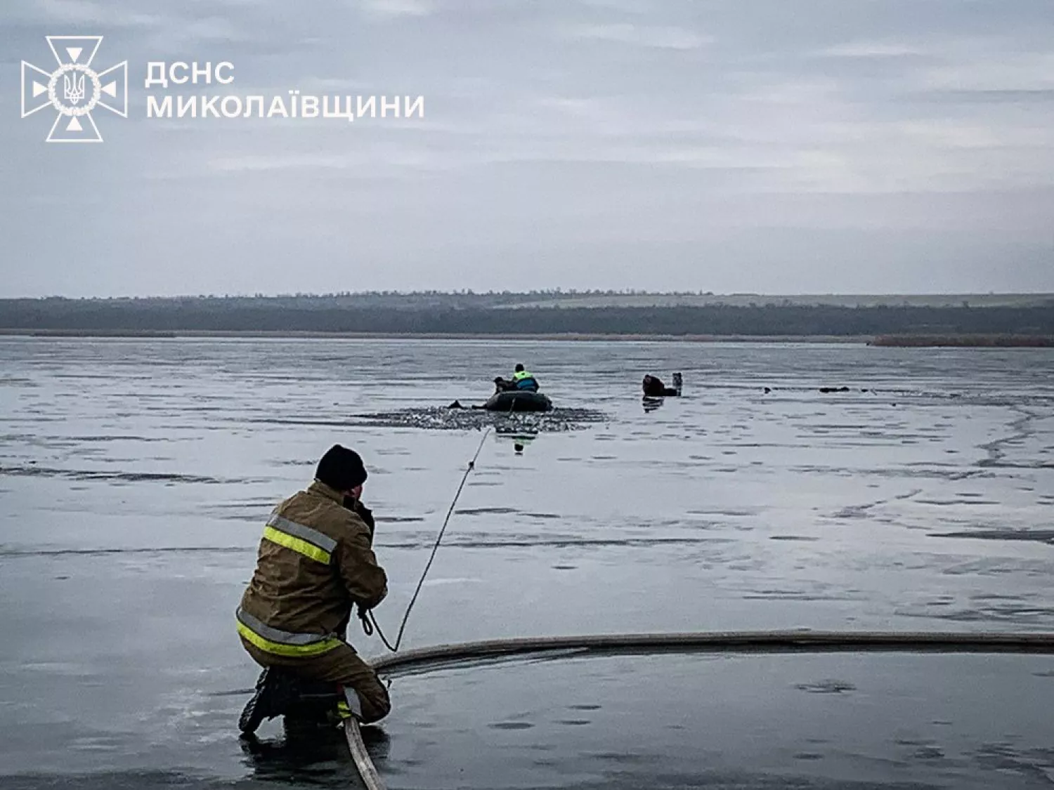 У Миколаївському районі чоловіки провалились під кригу, одного врятувати не вдалося. Фото: ДСНС