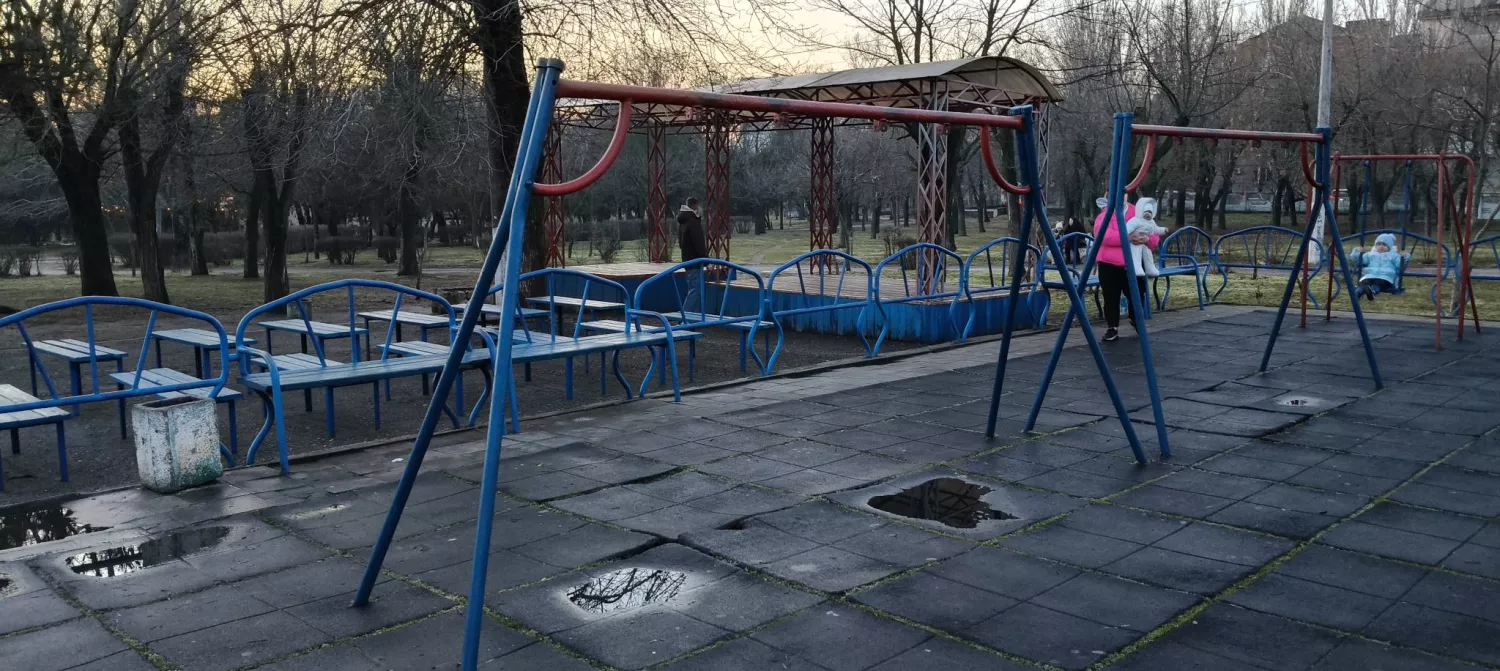 Стан дитячого майданчика в парку «Юність» в Миколаєві.. Фото: фейсбук-група «Contact Center при Миколаївській міській раді»