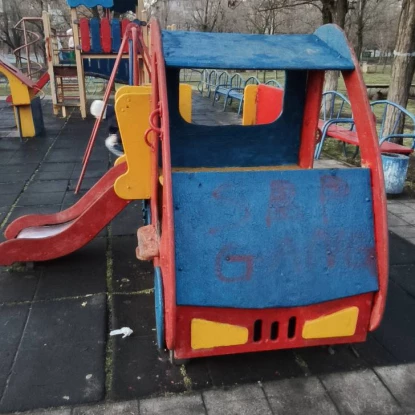 Стан дитячого майданчика в парку «Юність» в Миколаєві.. Фото: фейсбук-група «Contact Center при Миколаївській міській раді»