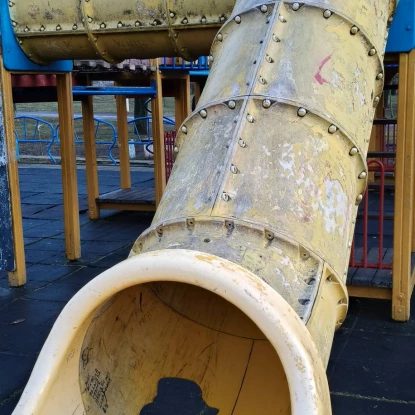 Стан дитячого майданчика в парку «Юність» в Миколаєві.. Фото: фейсбук-група «Contact Center при Миколаївській міській раді»