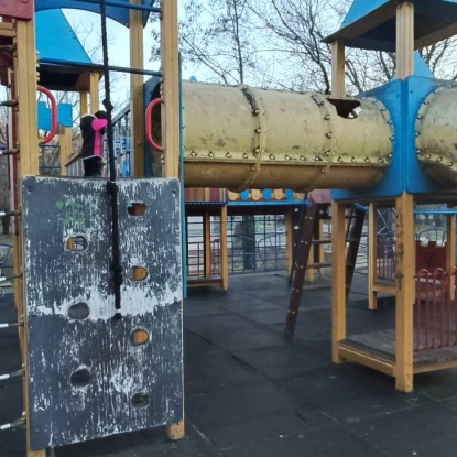 Стан дитячого майданчика в парку «Юність» в Миколаєві.. Фото: фейсбук-група «Contact Center при Миколаївській міській раді»