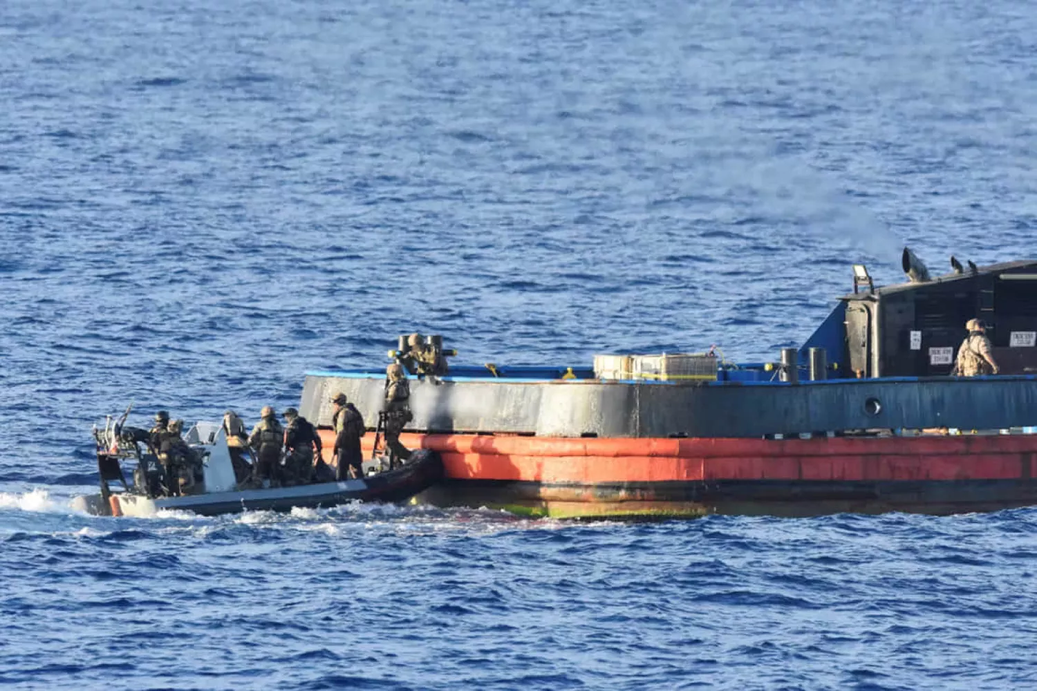 На фотографії, опублікованій Верховною комісією Французької Полінезії 14 лютого 2026 року, видно, як французькі ВМС перехоплюють підозріле судно, на якому було знайдено 2,4 тонни кокаїну. Фото: Le Monde