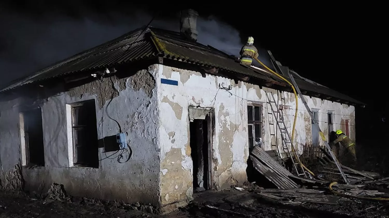 Рятувальники гасять пожежу. Фото: ДСНС