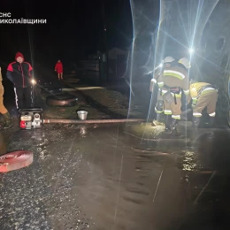 Через танення снігу та дощі на Миколаївщині підтопило майже 50 домоволодінь. Фото: ДСНС в Миколаївській області