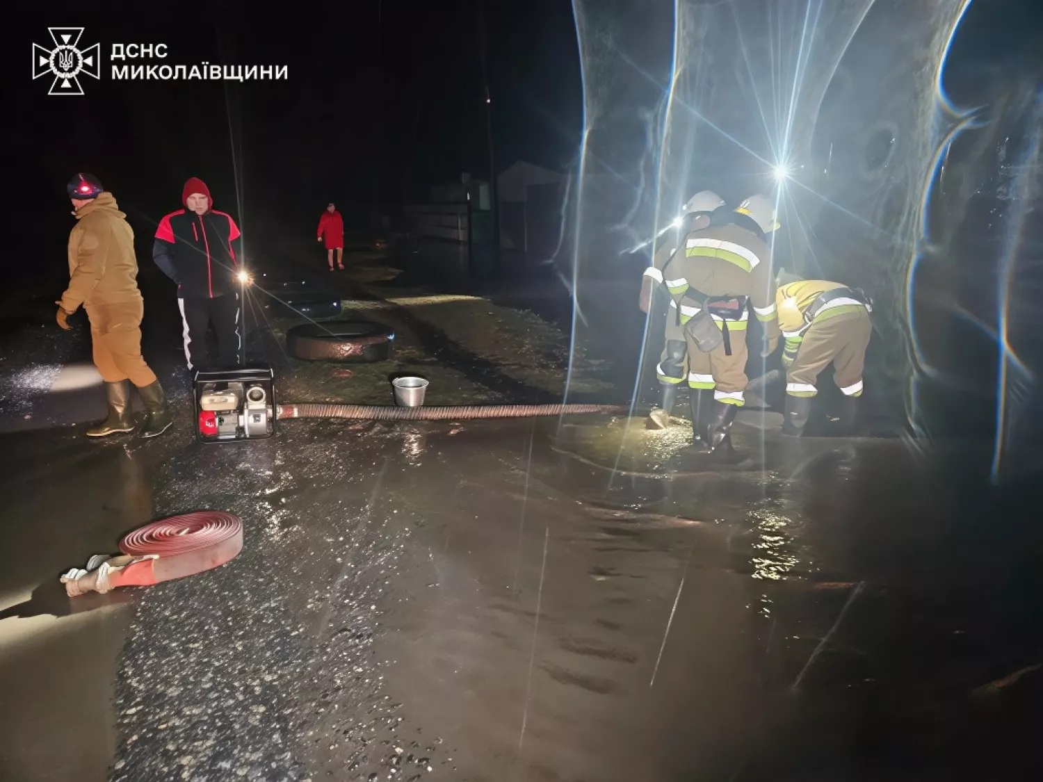 Через танення снігу та дощі на Миколаївщині підтопило майже 50 домоволодінь. Фото: ДСНС в Миколаївській області