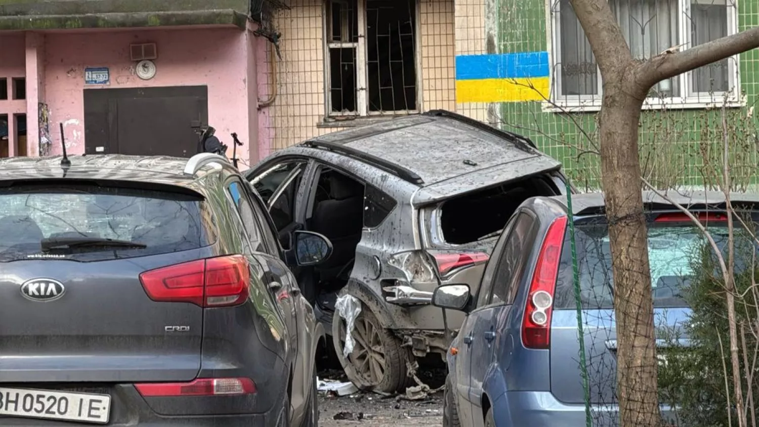 Автомобіль, який вибухнув на вулиці Академіка Корольова в Одесі 16 лютого 2026 року. Фото: Суспільне Одеса