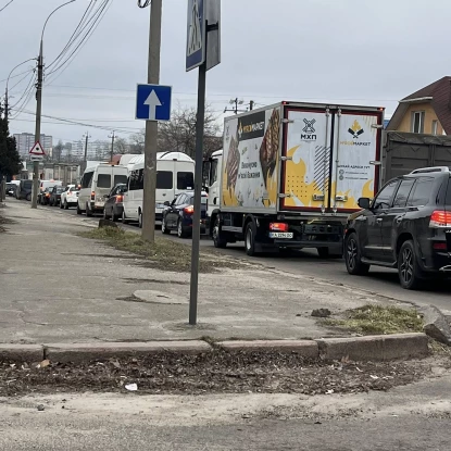 Через затори біля Варварівського мосту не же проїхати швидка. Фото: Алла Воробйова