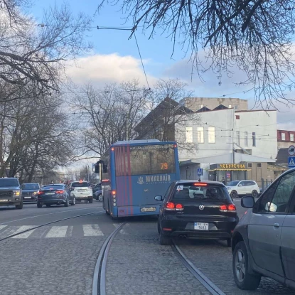Затори на під’їзді до міста біля Варварівського мосту. Водії стоять у чергах через ремонт і ями. Фото: ДТП та шляхи Миколаєва та області