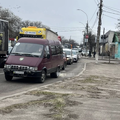 Через затори біля Варварівського мосту не же проїхати швидка. Фото: Алла Воробйова