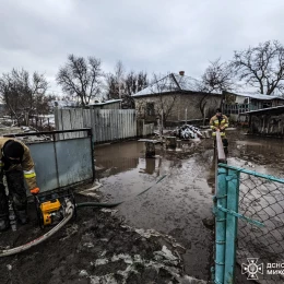 На Миколаївщині рятувальники продовжують ліквідовувати наслідки підтоплень після негоди. Фото: ДСНС Миколаївської області