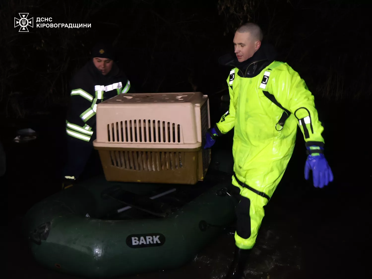 Врятованих після підриву Каховської ГЕС тварин знову евакуювали через повінь у Кропивницькому. Фото: ДСНС