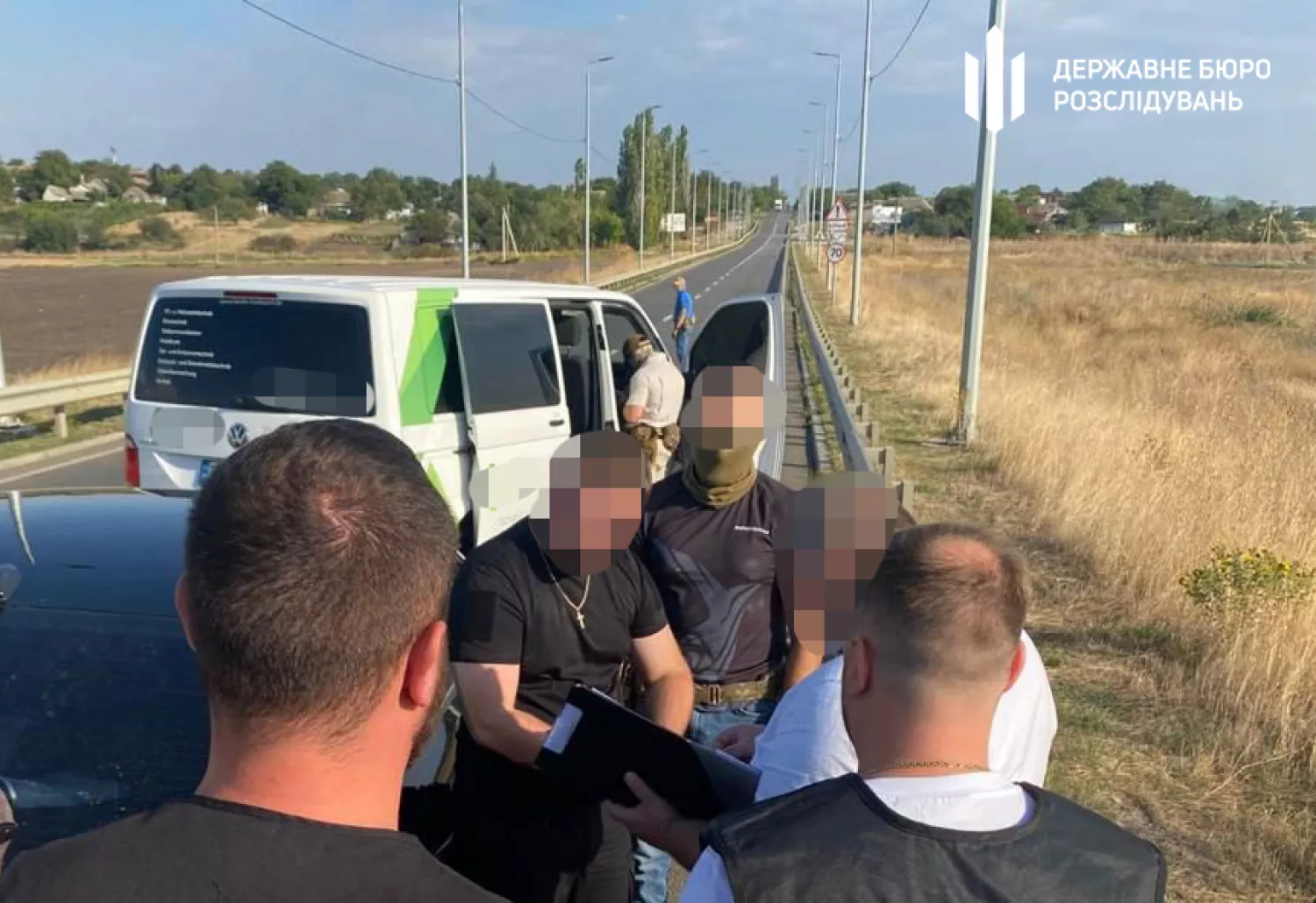 Кадри з затримання обвинуваченого правоохоронця на трасі Миколаїв-Київ . Фото: ДБР