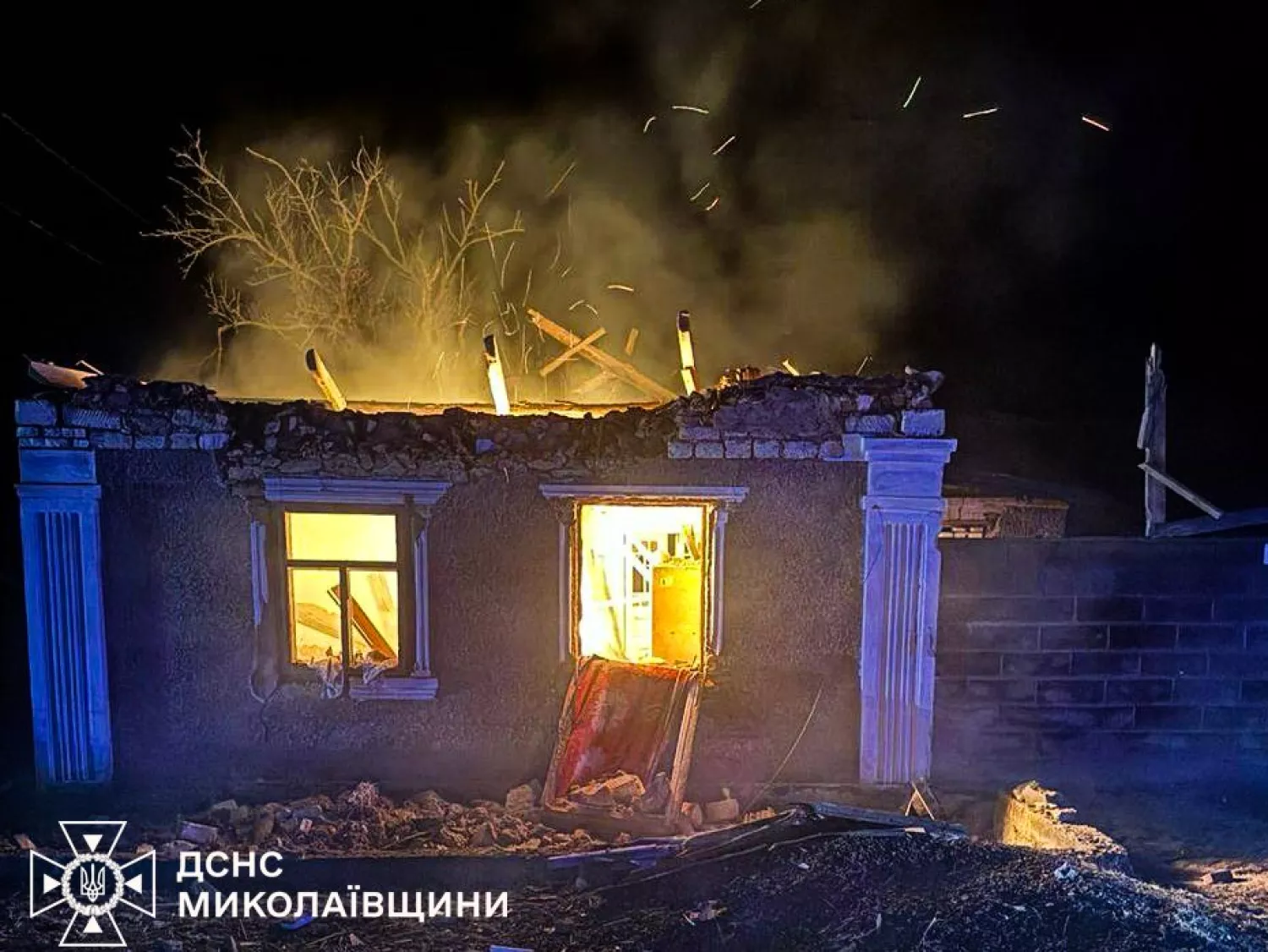 Пожежа у приватному будинку в Миколаєві через обстріл. Фото: ДСНС Миколаївщини
