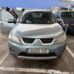 Миколаєві військовослужбовця підозрюють у продажі гуманітарних авто ЗСУ. Фото: поліція Миколаївщини