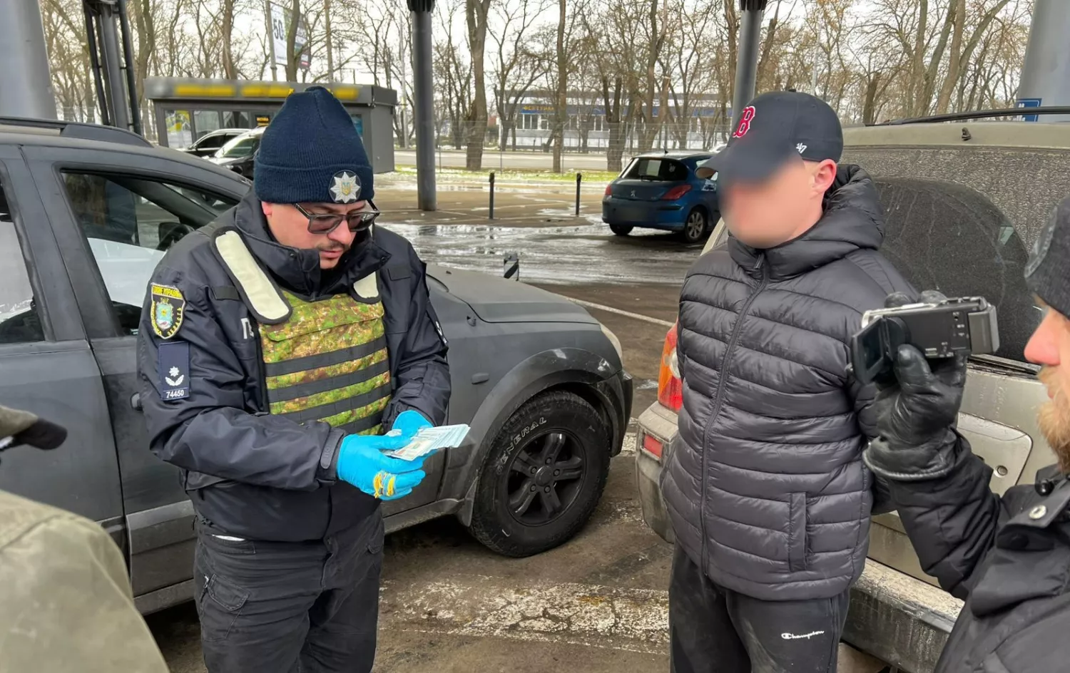 Миколаєві військовослужбовця підозрюють у продажі гуманітарних авто ЗСУ. Фото: поліція Миколаївщини