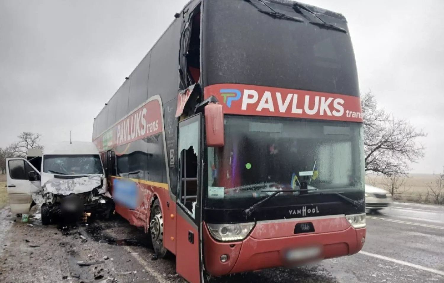На трасі поблизу Миколаївщини зіткнулися маршрутка та автобус. Фото: поліція Миколаївщини