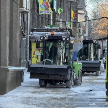 У «Миколаївських парках» показали, як борються з ожеледицею 19 лютого. Фото: КП «Миколаївські парки»