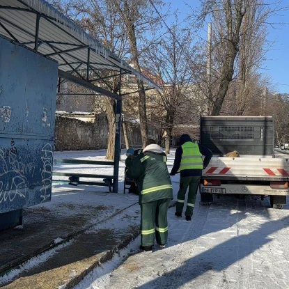 У «Миколаївських парках» показали, як борються з ожеледицею 19 лютого. Фото: КП «Миколаївські парки»