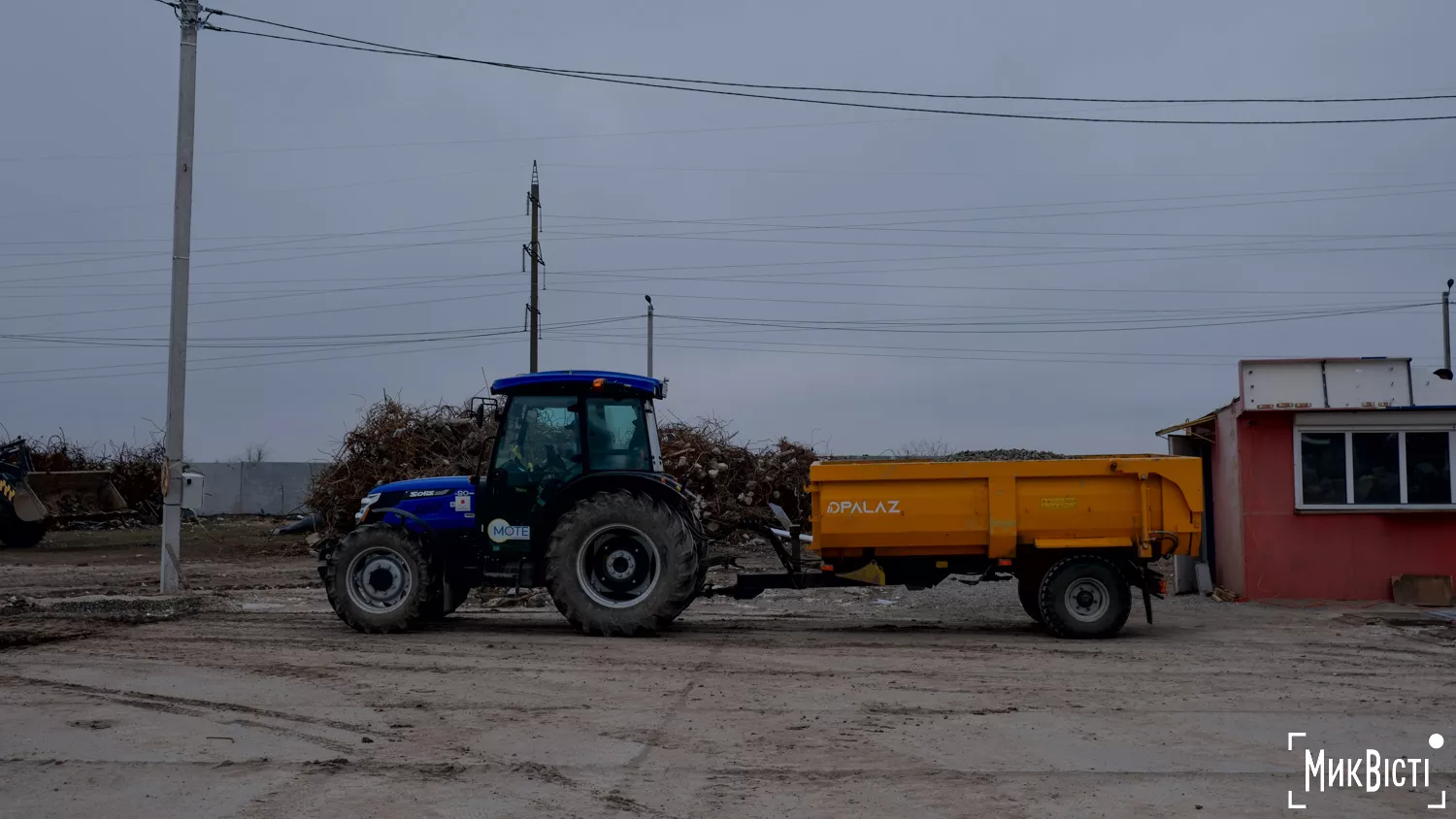 Техніка облтеплоенерго на заводі з переробки відходів руйнувань у Миколаєві, лютий 2026 року, фото «НикВести»
