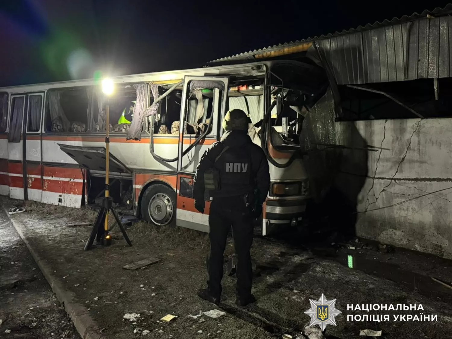 Російський дрон атакував службовий автобус ДТЕК на Дніпропетровщині. Фото: Нацполіція