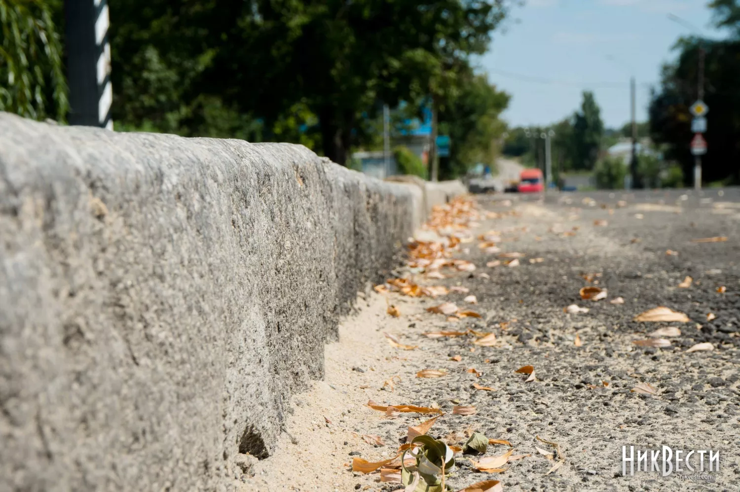 Миколаївський міський голова Олександр Сєнкевич заявив, що під час ремонту дороги підрядники пошкодили бордюри на вулицях Столярній. Ілюстративне фото МикВісті