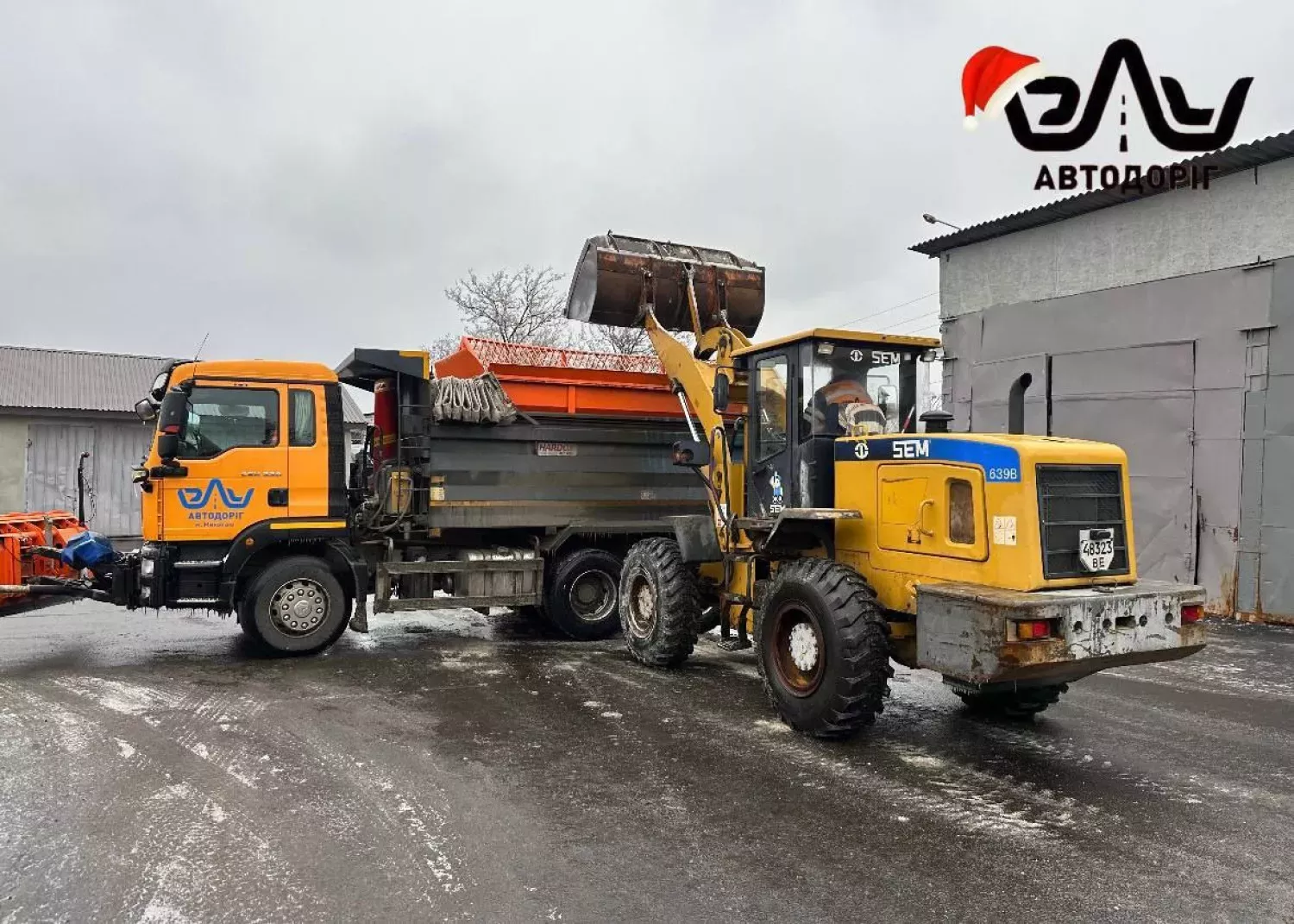 Комунальники розчищають дороги Миколаєва від снігу та обробляють їх протиожеледними матеріалами. Фото: