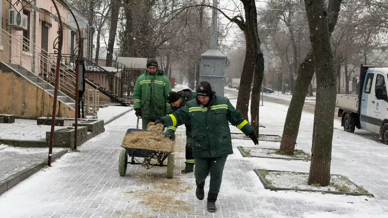 Комунальники розчищають дороги Миколаєва від снігу та обробляють їх протиожеледними матеріалами. Фото: мер Олександр Сєнкевич