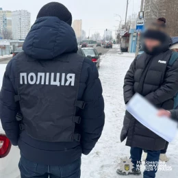 Обшуки у підозрюваних під час спецоперації «Опікун». Фото: Нацполіція України