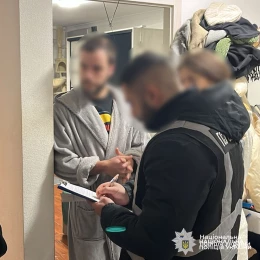 Обшуки у підозрюваних під час спецоперації «Опікун». Фото: Нацполіція України