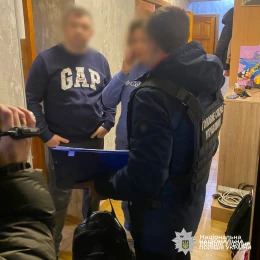 Обшуки у підозрюваних під час спецоперації «Опікун». Фото: Нацполіція України