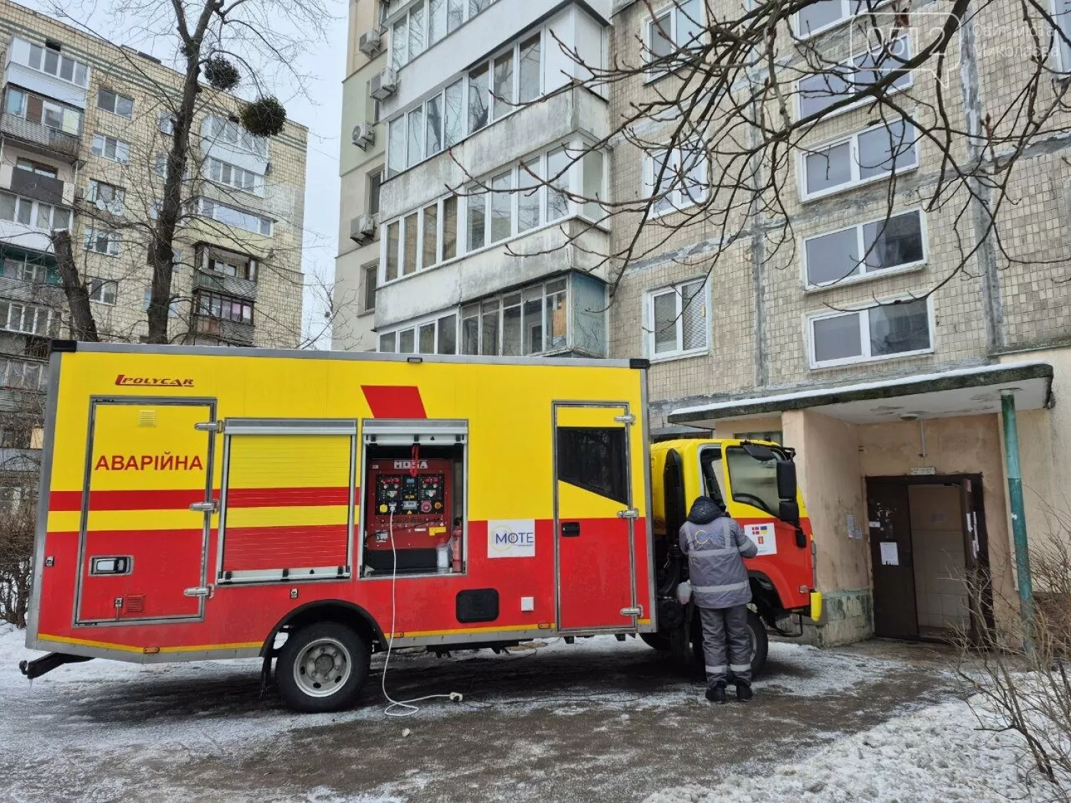 Комунальники «Миколаївоблтеплоенерго» відновлюють тепло в Києві. Фото: 0512