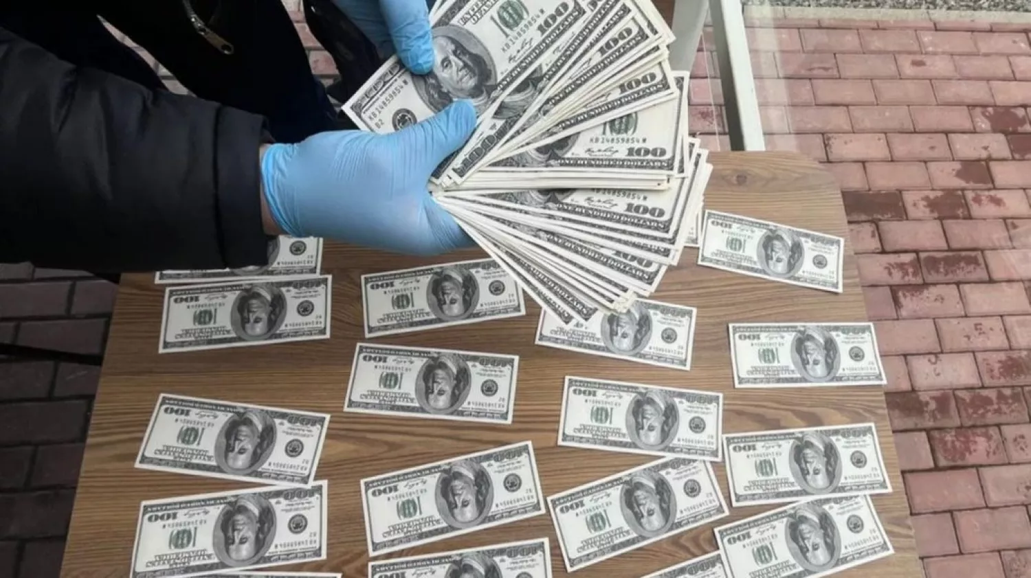 Гроші, які знайшли під час обшуків у затриманого. Фото: Одеська обласна прокуратура