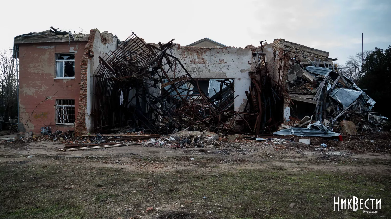 Зруйнована частина будівлі, де знаходилась актова зала, фото: МикВісті