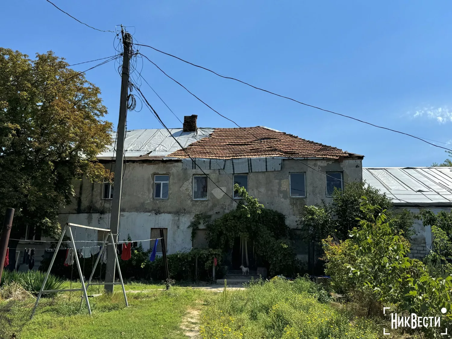 Пошкоджений обстрілами будинок на Аляудах, 2 у Миколаєві. Фото: МикВісті