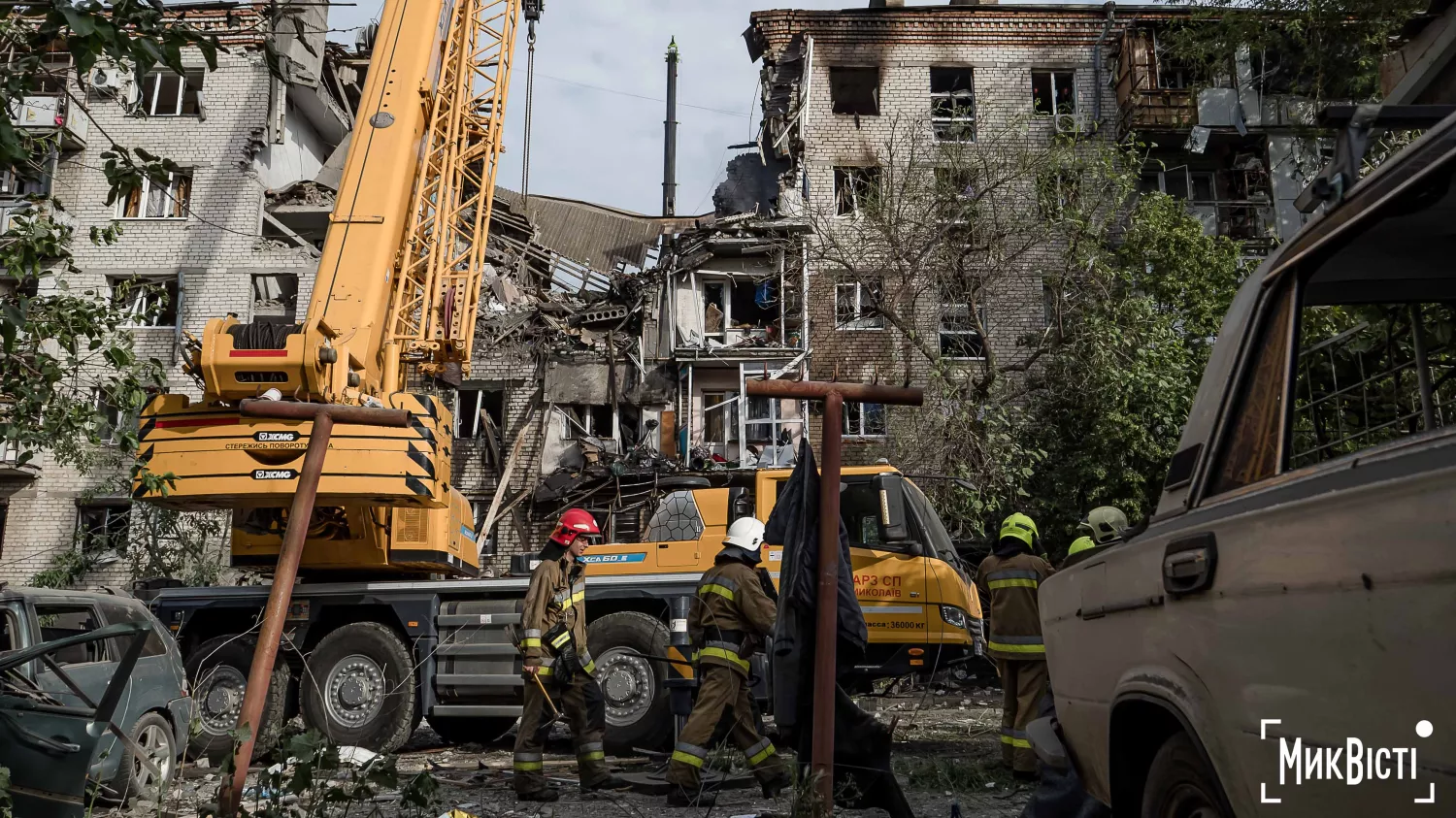 Зруйнований, російським обстрілом у 2025 році будинок по вулиці Образцова, 1, який планують демонтувати. Фото: МикВісті